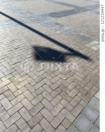 街灯の影とブロックの歩道 121234447