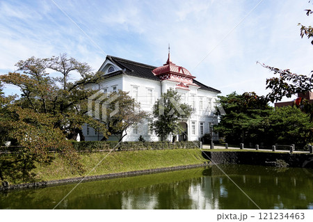 山形県鶴岡市鶴ケ岡城跡公園に建つ大寶館 外堀に映り込んだ洋館が美しい 山形県鶴岡市鶴ケ岡城跡公園に建つ大寶館 外堀に映り込んだ洋館が美しい 121234463