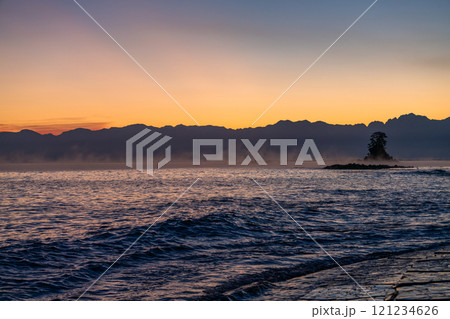 《富山県》雨晴海岸の夜明け・富山の絶景 121234626