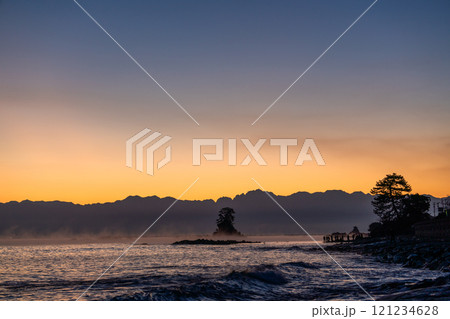 《富山県》雨晴海岸の夜明け・富山の絶景 121234628