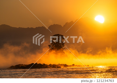 《富山県》雨晴海岸の夜明け・富山の絶景 121234763