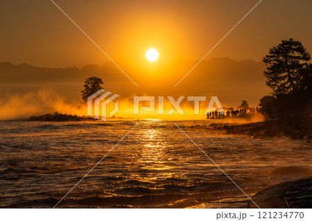 《富山県》雨晴海岸の夜明け・富山の絶景 121234770