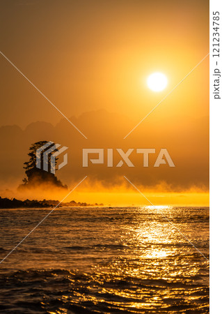 《富山県》雨晴海岸の夜明け・富山の絶景 121234785