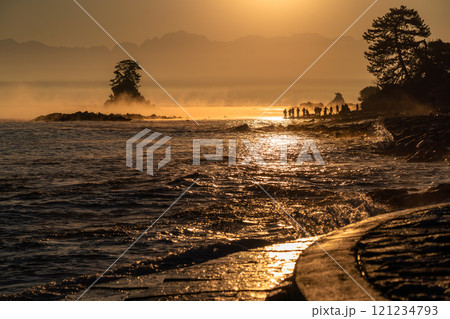 《富山県》雨晴海岸の夜明け・富山の絶景 《富山県》雨晴海岸の夜明け・富山の絶景 121234793