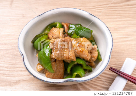 ピーマンと豚肉のオイスターソース炒め 121234797