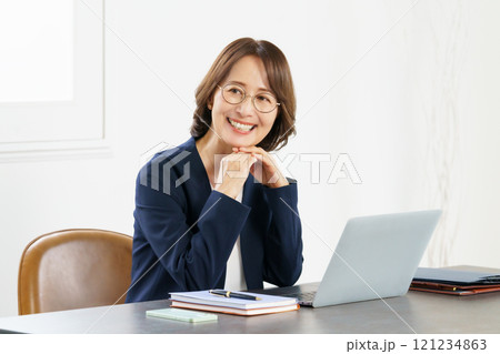 デスクでノートパソコンを使って作業するミドルエイジの女性のポートレート 121234863
