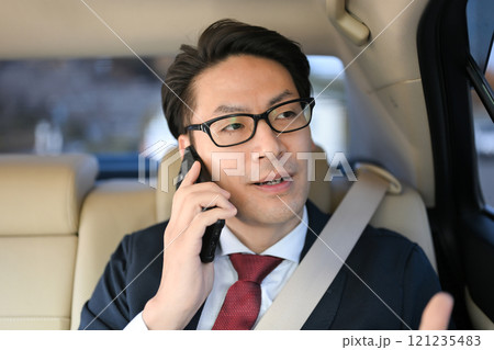 車内で通話するビジネスマン 車内で通話するビジネスマン 121235483