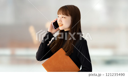 スマホで話す笑顔の女性・ビジネスウーマン 121235490