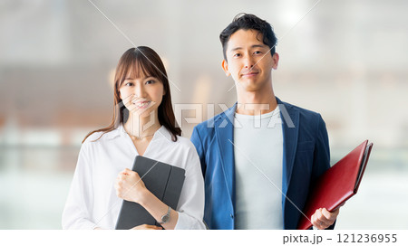 男女2人のビジネスチームワークイメージ 121236955