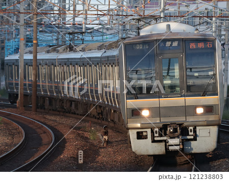 夕陽を浴びて岸辺駅に入線する207系普通西明石行き(S35) 夕陽を浴びて岸辺駅に入線する207系普通西明石行き(S35) 121238803