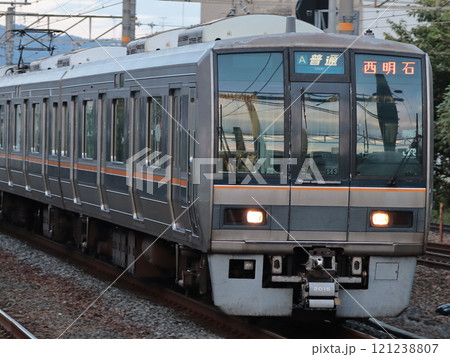茨木駅に入線する普通西明石行き(207系S63) 121238807