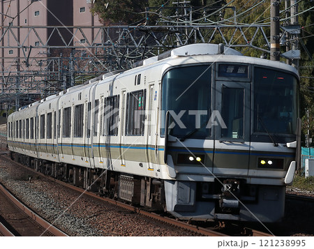 山崎駅に入線する221系普通米原行き(B14) 121238995