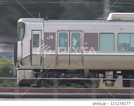 島本駅～高槻駅間を走行する225系新快速(0番台) 121239277