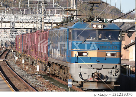夕陽を浴びて島本駅を通過するEF510形貨物列車(513号機) 121239370