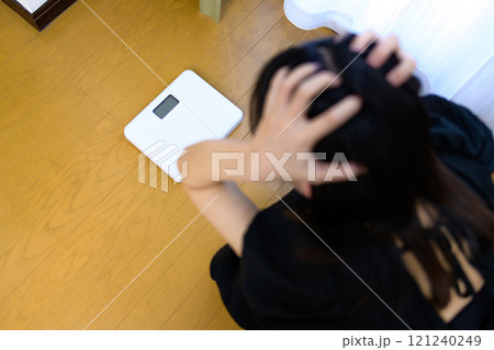 体重を計る女性 体重計を見て頭を抱える 体重を気にする ダイエット 体重を計る女性 体重計を見て頭を抱える 体重を気にする ダイエット 121240249