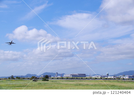 草原の向こうに建物が並ぶ空港の遠景 121240404