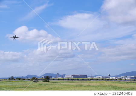 草原の向こうに建物が並ぶ空港の遠景 121240408