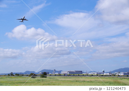 草原の向こうに建物が並ぶ空港の遠景 121240473