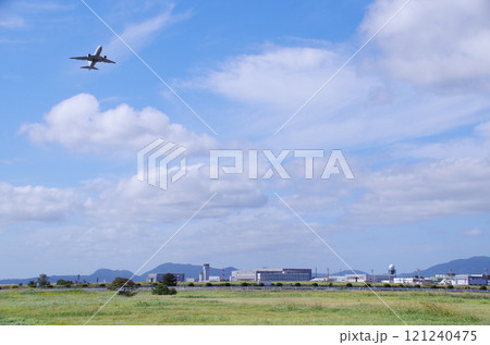 草原の向こうに建物が並ぶ空港の遠景 草原の向こうに建物が並ぶ空港の遠景 121240475