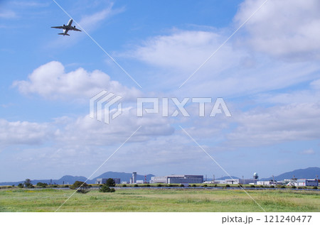 草原の向こうに建物が並ぶ空港の遠景 121240477