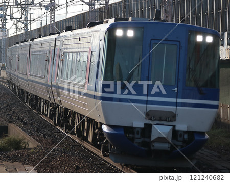 塚本駅を通過する特急スーパーはくと(貫通顔) 121240682