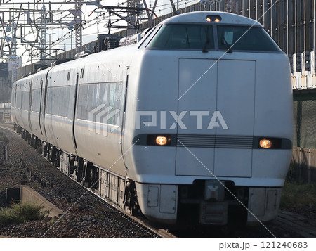 塚本駅を通過する681系回送 121240683