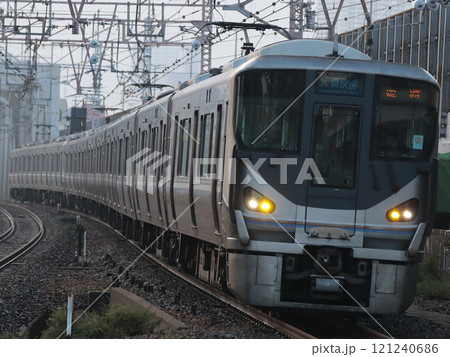 塚本駅を通過する225系0番台新快速(I5) 121240686