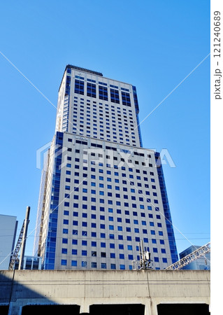 JRタワーと高架橋 JRタワーと高架橋 121240689