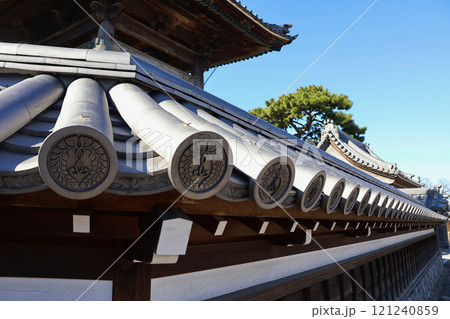 西尾市、普元寺の塀の鬼瓦 121240859