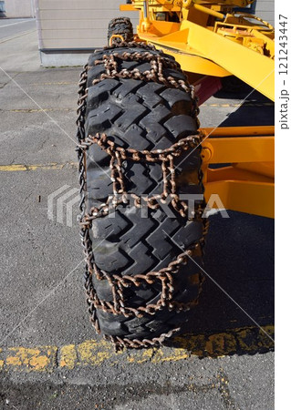 除雪車のタイヤチェーン 121243447
