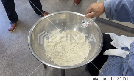 蕎麦を打つ 練り玉作り 蕎麦を打つ 練り玉作り 121243515