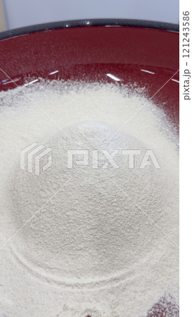 蕎麦を打つ　蕎麦粉とふるい 121243586