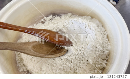 蕎麦打ち　蕎麦ガキ用の蕎麦粉とスプーン 121243727