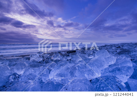北海道の冬の海岸に漂着したジュエリーアイス 121244041