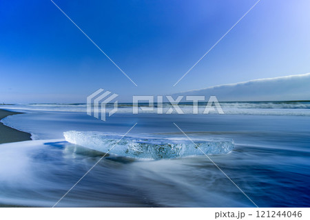 北海道の冬の海岸に漂着したジュエリーアイス 北海道の冬の海岸に漂着したジュエリーアイス 121244046