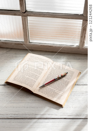 本の上に置かれたペン 121244268