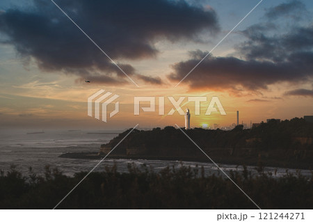 朝日が映える灯台 朝日が映える灯台 121244271