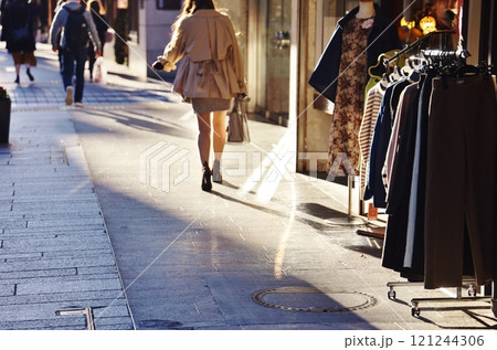 横浜元町を歩く女性 121244306