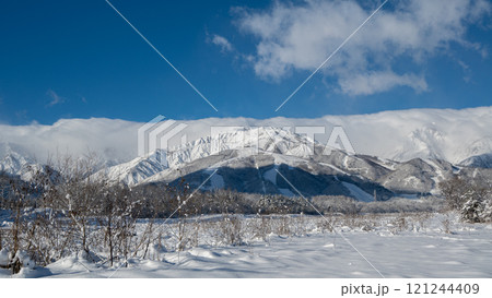 青空と雪の北アルプス 長野県白馬村 青空と雪の北アルプス 長野県白馬村 121244409