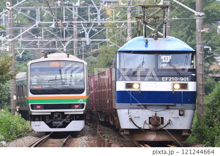 通勤電車と貨物列車がすれ違う東海道線のS字カーブ 通勤電車と貨物列車がすれ違う東海道線のS字カーブ 121244664