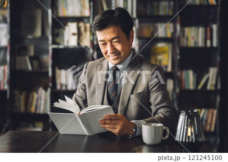 書斎・執務室にいる士業の男性(弁護士・専門家・法律事務所・司法書士・行政書士・公認会計士) 書斎・執務室にいる士業の男性(弁護士・専門家・法律事務所・司法書士・行政書士・公認会計士) 121245100