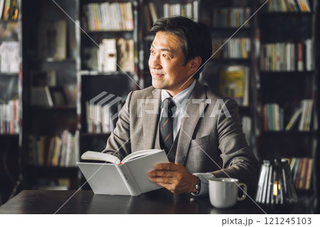 書斎・執務室にいる士業の男性（弁護士・専門家・法律事務所・司法書士・行政書士・公認会計士） 121245103
