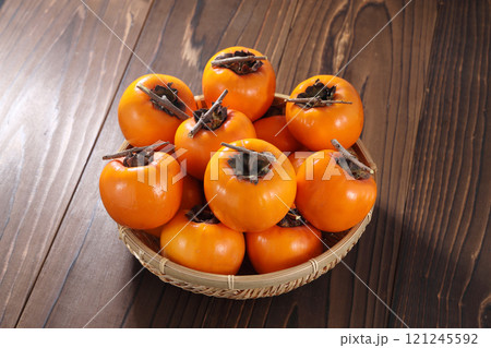 美味しそうな柿 121245592