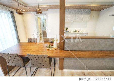 ダイニングテーブルとキッチンのカウンターが一緒になったカフェ風の新築住宅 121245611