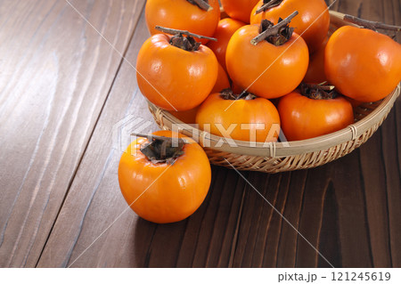 美味しそうな柿 121245619