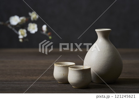 飲酒イメージ 徳利とお猪口の酒器セット 飲酒イメージ 徳利とお猪口の酒器セット 121245621