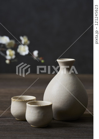 日本酒イメージ　徳利とお猪口の酒器セット 121245623