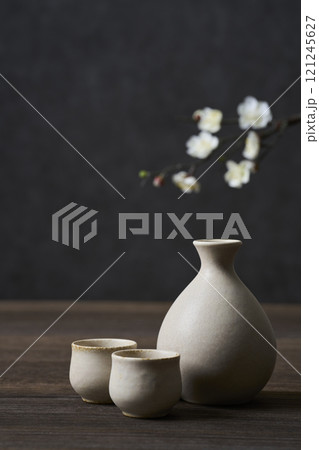 日本酒イメージ　徳利とお猪口の酒器セット 121245627