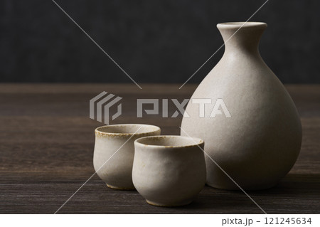 日本酒イメージ　徳利とお猪口の酒器セット 121245634