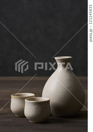 飲酒イメージ　徳利とお猪口の酒器セット 121245635